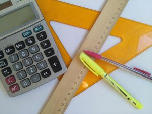 Ausbildung/Studium Taschenrechner,Textmarker, Druckbleistift, Bleistift, Lineal, Geodreieck, ausmessen, anzeichnen, ausrechnen, zeichnen, rechnen